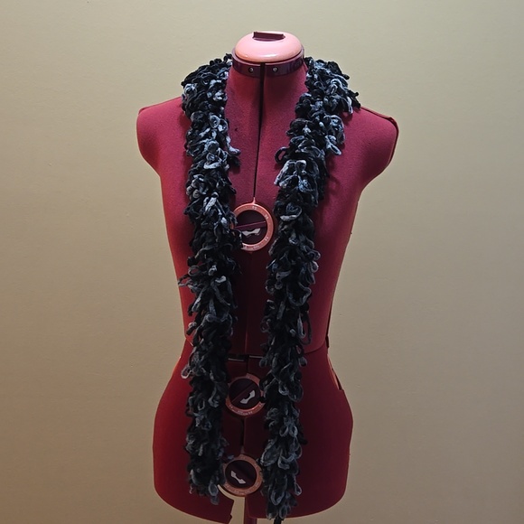 Black Loop Scarf - Picture 4 of 5
